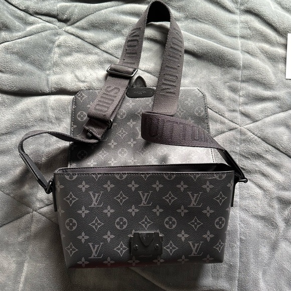 Authentic Louis Vuitton S-Cape Messenger Bag- Posh Authenticated Reseller! - Picture 5 of 16